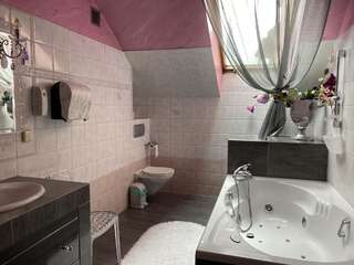 Хостелы Hostel-Art Кельце Номер с кроватью размера «queen-size» и общей ванной комнатой-23