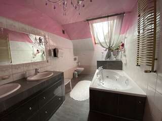 Хостелы Hostel-Art Кельце Номер с кроватью размера «queen-size» и общей ванной комнатой-24